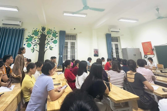 Thực phẩm có mùi vào trường tiểu học ở Hà Nội: Phụ huynh chất vấn, nhà trường nói gì?