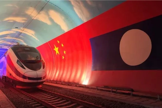 Đường sắt cao tốc Lào - Trung có chiều dài toàn tuyến hơn 1.000km, trong đó phần chạy trên lãnh thổ Lào dài hơn 420km nối thủ đô Viêng Chăn và cửa khẩu Boten nằm trên biên giới Lào - Trung. Ảnh: Tân Hoa Xã