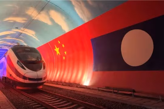 Đường sắt cao tốc Lào - Trung có chiều dài toàn tuyến hơn 1.000km, trong đó phần chạy trên lãnh thổ Lào dài hơn 420km nối thủ đô Viêng Chăn và cửa khẩu Boten nằm trên biên giới Lào - Trung. Ảnh: Tân Hoa Xã