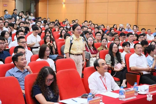 Tân bác sĩ nội trú Đặng Thị Ngọc Linh (áo vàng), top 5 điểm cao nhất, chọn chuyên ngành Nội tim mạch, tại trường Đại học Y Hà Nội, ngày 9/9. Ảnh: FB Trường Đại học Y Hà Nội.