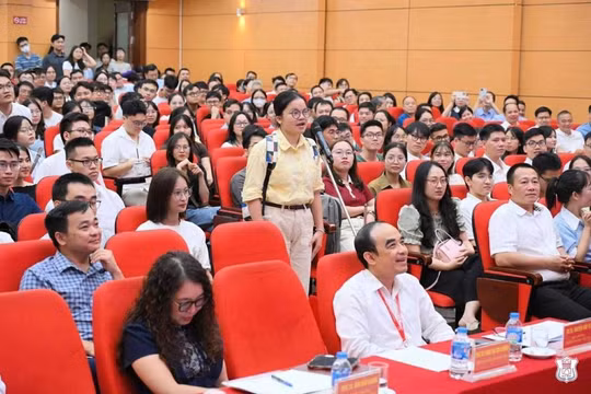 Tân bác sĩ nội trú Đặng Thị Ngọc Linh (áo vàng), top 5 điểm cao nhất, chọn chuyên ngành Nội tim mạch, tại trường Đại học Y Hà Nội, ngày 9/9. Ảnh: FB Trường Đại học Y Hà Nội.