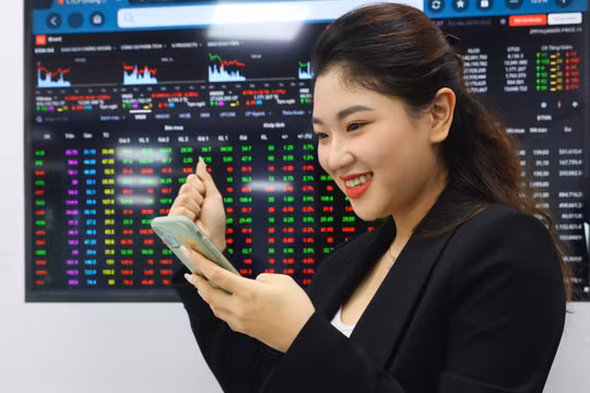 VN-Index chinh phục lại mốc 1300 điểm sau thời gian dài đi ngang tích luỹ 