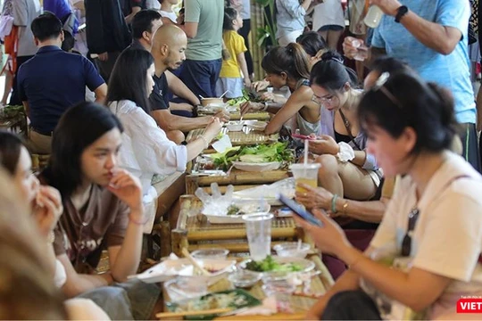 Hàng ngàn người tham dự và thưởng thức tại Lễ hội du lịch ẩm thực Đà Nẵng 2025.