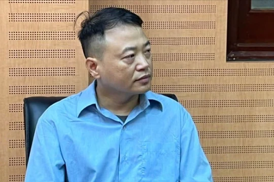 Shark Bình tại cơ quan điều tra.