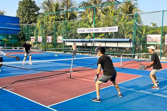 Đang chơi pickleball bị đột quỵ: Bác sĩ đưa ra lời khuyên với người chơi thể thao mùa lạnh
