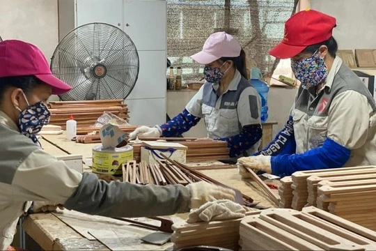 Theo VIS Rating, những ngành công nghiệp chính như đồ gỗ sẽ chịu ảnh hưởng khi Mỹ công bố thuế đối ứng 46% với Việt Nam. Ảnh: VGP/Đỗ Hương.