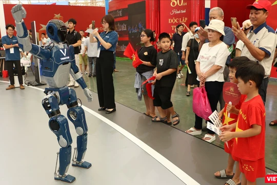 Công nghệ AI và trình chiếu Mapping tạo điểm nhấn lễ trao Giải chuyển đổi số Việt Nam 2025