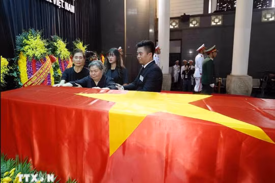 Lễ viếng Tổng Bí thư Nguyễn Phú Trọng: Cô giáo nghẹn ngào tiễn biệt học trò ưu tú