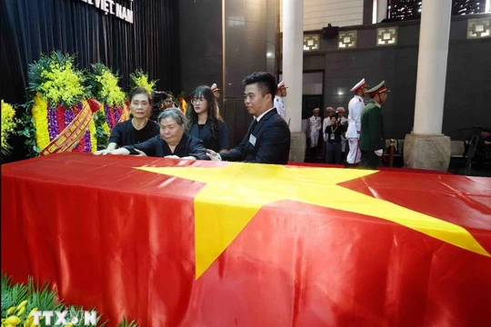 Lễ viếng Tổng Bí thư Nguyễn Phú Trọng: Cô giáo nghẹn ngào tiễn biệt học trò ưu tú