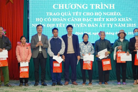 Nhà báo Nguyễn Bá Kiên, Tổng biên tập Tạp chí điện tử VietTimes trao quà Tết cho 30 hộ nghèo thuộc xã Sơn Phú, huyện Định Hóa, tỉnh Thái Nguyên. Ảnh: Đình Huy.