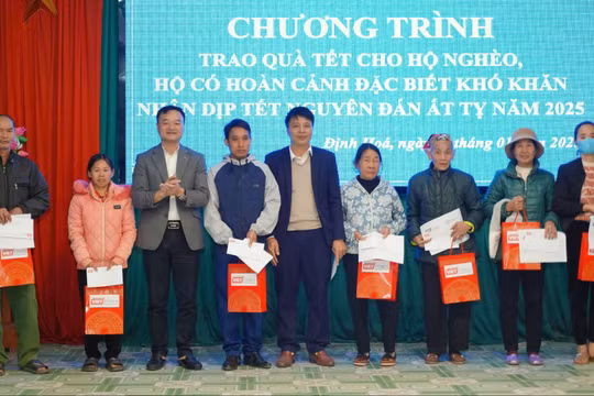 Nhà báo Nguyễn Bá Kiên, Tổng biên tập Tạp chí điện tử VietTimes trao quà Tết cho 30 hộ nghèo thuộc xã Sơn Phú, huyện Định Hóa, tỉnh Thái Nguyên. Ảnh: Đình Huy.