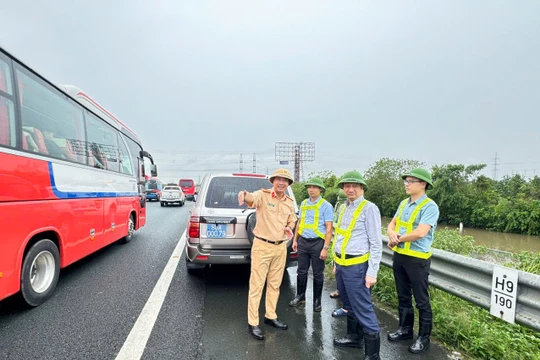 Hình ảnh lực lượng ảnh sát điều tiêt và hỗ trợ các xe gặp sự cố