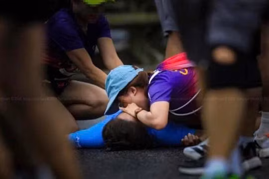 Chị N.T.P., ngã quỵ trên đường chạy tại Giải chạy VnExpress Marathon Huế 2025 sáng 6/4. Ảnh: Hồ Ngọc Tuấn