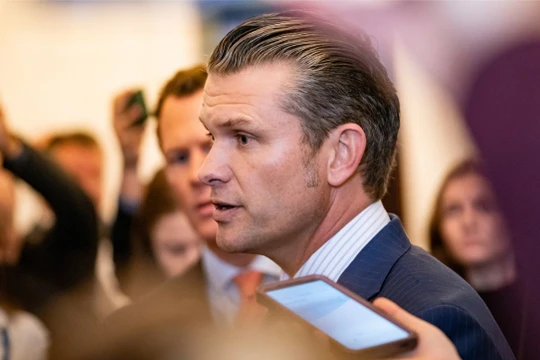 Ứng viên Bộ trưởng Quốc phòng Pete Hegseth rời cuộc họp với các Thượng nghị sĩ đảng Cộng hòa tại Điện Capitol Hoa Kỳ vào ngày 21/11/2024. Ảnh: Washington Post.