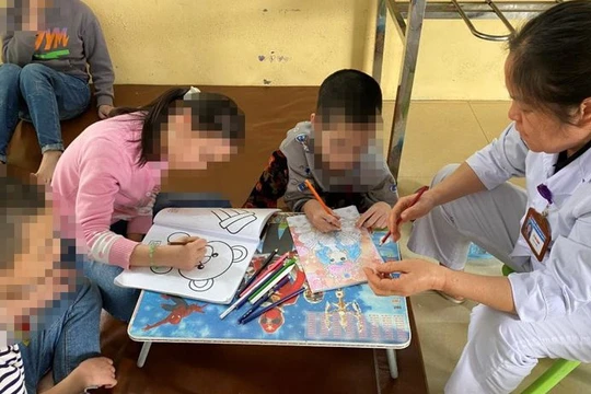 Bà Trạm tận tình dạy các con tập tô màu.