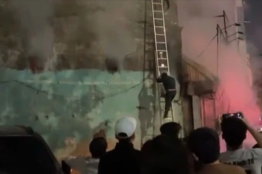 Cháy quán cà phê làm 11 người tử vong: Ánh đèn điện thoại giúp người đàn ông thoát chết