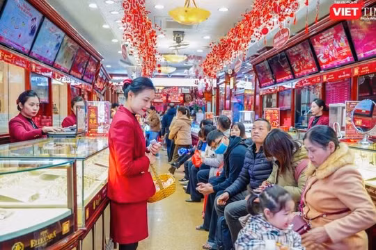 Bên trong một cửa hàng vàng bên phố Trần Nhân Tông, các dãy ghế dành cho khách chờ chật kín người ngồi. Ảnh: Đình Huy