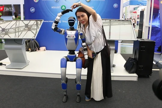 Robot của MISA tạo hình trái tim cùng khách tham quan
