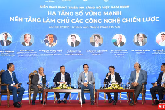 Nhân viên Viettel lắp đặt trạm thu phát 5G