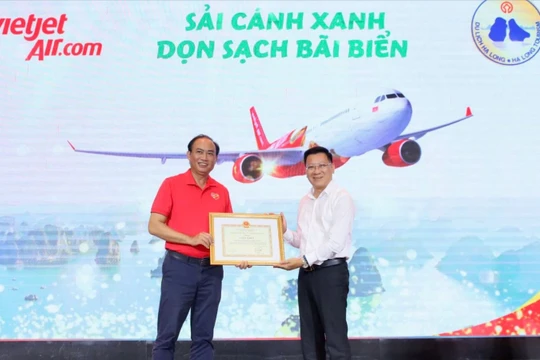 Gần 600 “chiến binh” Vietjet đồng loạt ra quân làm sạch biển Hạ Long