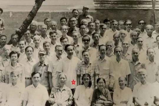 Đồng chí Vũ Oanh, Ủy viên Bộ Chính trị, nguyên Cục trưởng Cục Địch vận, TCCT (dấu *) cùng chỉ huy Cục Địch vận gặp mặt một số cán bộ "Tập kết ngược" tại Hà Nội năm 1980. Ảnh: Tư liệu CĐV.