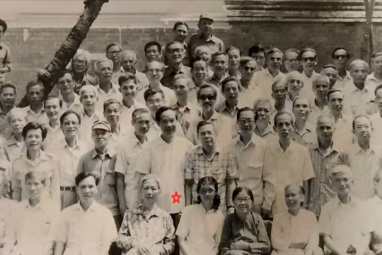 Đồng chí Vũ Oanh, Ủy viên Bộ Chính trị, nguyên Cục trưởng Cục Địch vận, TCCT (dấu *) cùng chỉ huy Cục Địch vận gặp mặt một số cán bộ "Tập kết ngược" tại Hà Nội năm 1980. Ảnh: Tư liệu CĐV.