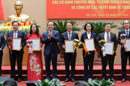 Chủ tịch HĐND thành phố Hà Nội Nguyễn Ngọc Tuấn trao quyết định cho Ban Giám đốc Sở Nội vụ. Ảnh: Viết Thành.