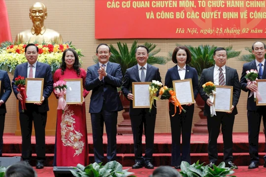 Chủ tịch HĐND thành phố Hà Nội Nguyễn Ngọc Tuấn trao quyết định cho Ban Giám đốc Sở Nội vụ. Ảnh: Viết Thành.