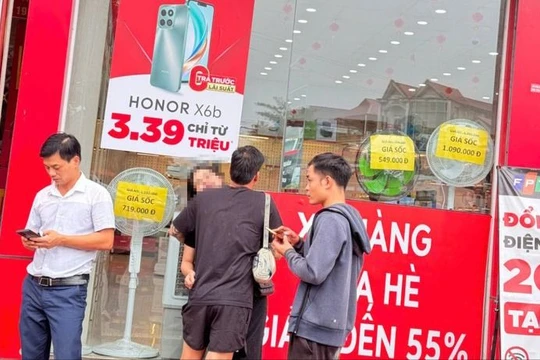 Hiện trường sập cầu Phong Châu: Nhiều người mong ngóng, tìm thân nhân gặp nạn