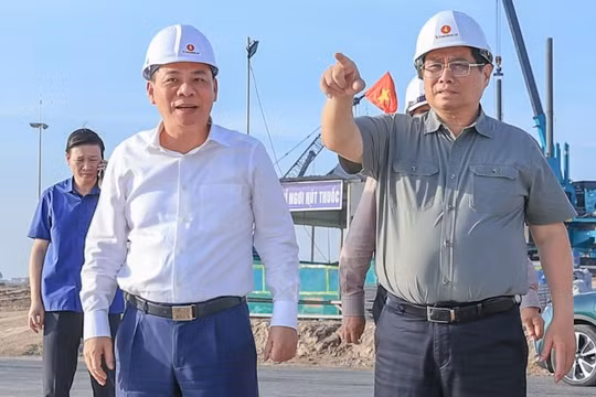 Thủ tướng Phạm Minh Chính kiểm tra tình hình triển khai dự án Trung tâm Hội chợ Triển lãm Quốc gia tại huyện Đông Anh. Ảnh: VGP/Nhật Bắc