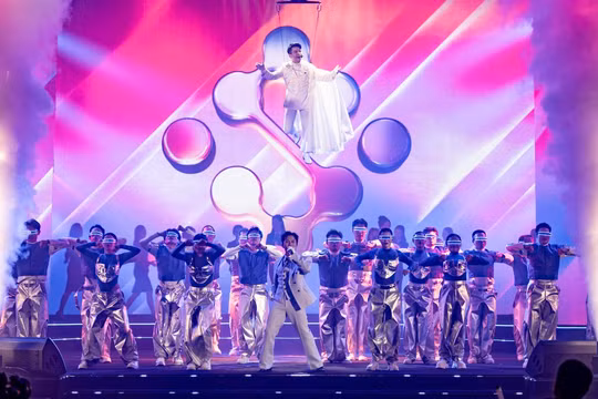 Chủ tịch KienlongBank kể thương hiệu qua màn diễn 'hot' như anh trai vượt ngàn chông gai