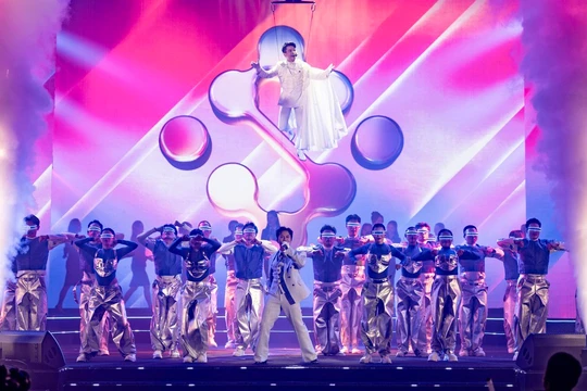 Chủ tịch KienlongBank kể thương hiệu qua màn diễn 'hot' như anh trai vượt ngàn chông gai