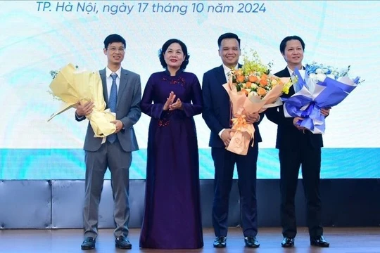 Thống đốc NHNN Việt Nam Nguyễn Thị Hồng tặng hoa chúc mừng tân Thành viên HĐQT và Tổng giám đốc VietinBank Nguyễn Trần Mạnh Trung (thứ hai từ phải sang)