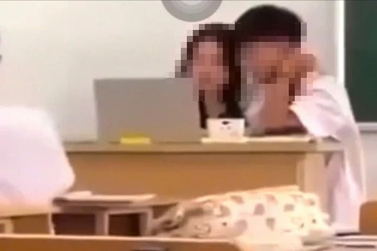 Nam sinh có cử chỉ thân mật với cô giáo tại lớp học gây xôn xao mạng xã hội.