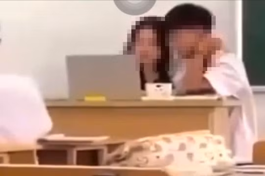 Nam sinh có cử chỉ thân mật với cô giáo tại lớp học gây xôn xao mạng xã hội.