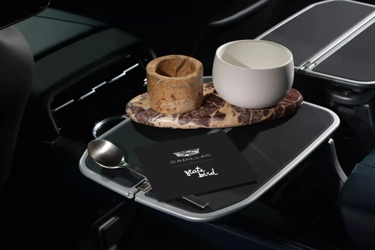 Hãng ô tô hạng sang của Mỹ ra mắt dịch vụ phục vụ bữa tối trên xe SUV