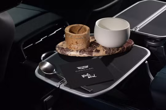 Hãng ô tô hạng sang của Mỹ ra mắt dịch vụ phục vụ bữa tối trên xe SUV