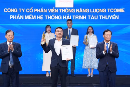 Ông Hoàng Lê Viết Thắng, Chủ tịch Hội đồng quản trị, đại diện nhận giải 