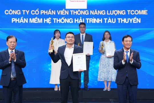 Ông Hoàng Lê Viết Thắng, Chủ tịch Hội đồng quản trị, đại diện nhận giải 