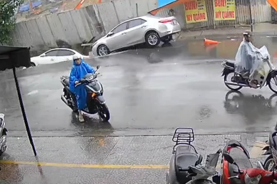 Clip: Khoảnh khắc camera nhà dân ghi cảnh hố tử thần nuốt 2 ô tô ở Đà Nẵng