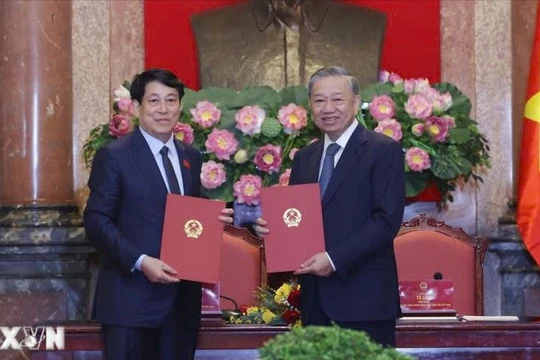 Tổng Bí thư Tô Lâm và Chủ tịch nước Lương Cường bàn giao công tác Chủ tịch nước