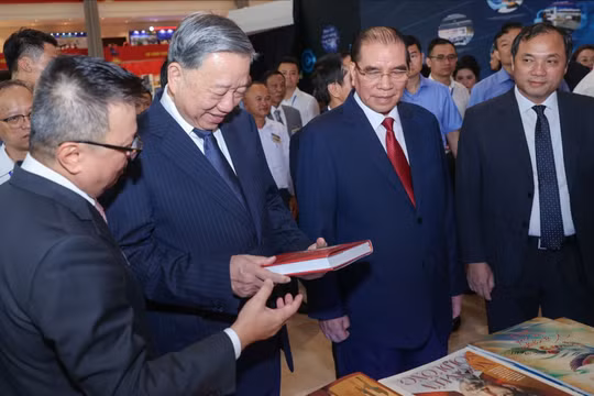 Tổng Bí thư Tô Lâm và các đại biểu tham quan các gian trưng bày tại Hội báo toàn quốc 2025.