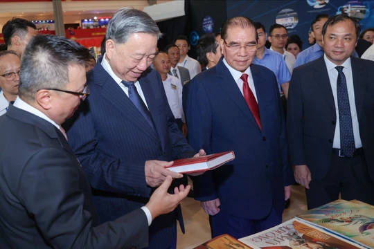 Tổng Bí thư Tô Lâm và các đại biểu tham quan các gian trưng bày tại Hội báo toàn quốc 2025.