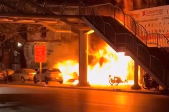 Khoảnh khắc quán cà phê bốc cháy khiến nhiều người tử vong.