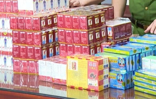 Khởi tố 14 đối tượng, thu giữ gần 10 tấn nguyên liệu và thuốc giả