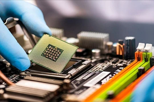 Việt Nam có những lợi thế chiến lược nào để phát triển công nghiệp bán dẫn?