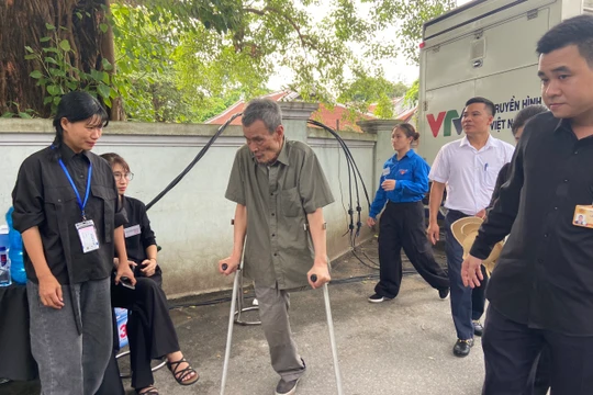 Cựu chiến binh mất 1 chân quyết tâm chống nạng tới viếng Tổng Bí thư Nguyễn Phú Trọng