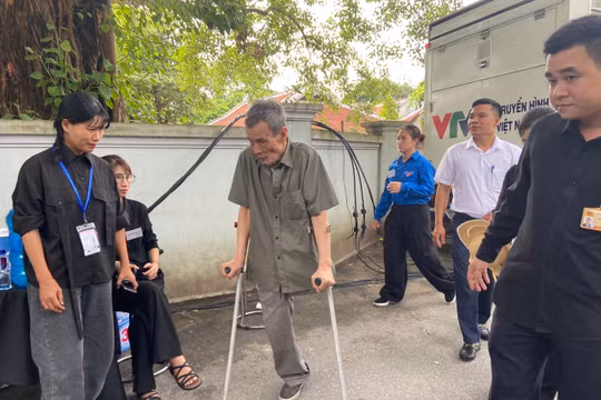 Cựu chiến binh mất 1 chân quyết tâm chống nạng tới viếng Tổng Bí thư Nguyễn Phú Trọng