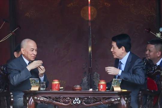 Chủ tịch nước Lương Cường cùng Quốc vương Campuchia thưởng trà ở Văn Miếu