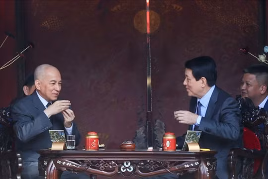 Chủ tịch nước Lương Cường cùng Quốc vương Campuchia thưởng trà ở Văn Miếu